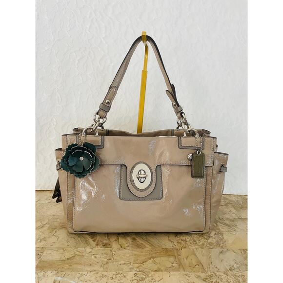 Bundle of 2 Coach Carryall Dove Grey patent leather 19756M and makeup bag - Picture 2 of 10